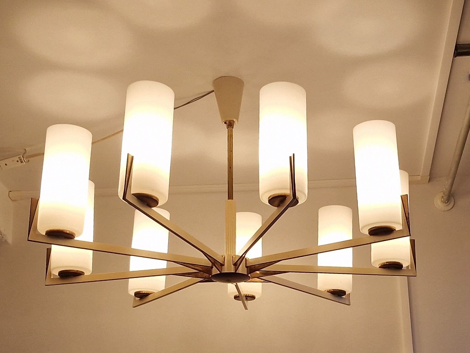 Lustre en laiton sunburst et verre opalin, Allemagne 1950