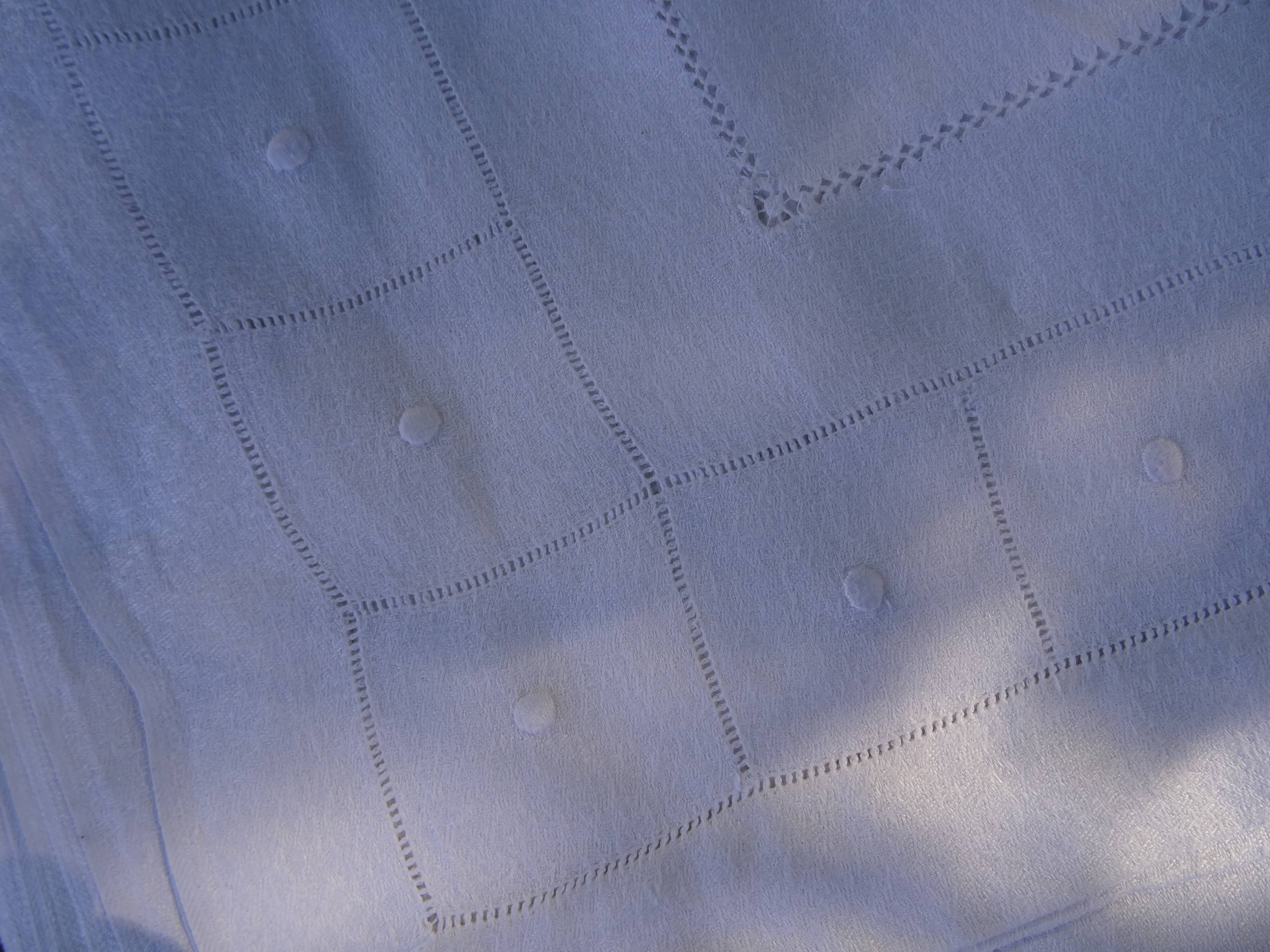 Feathered embroidered linen nape