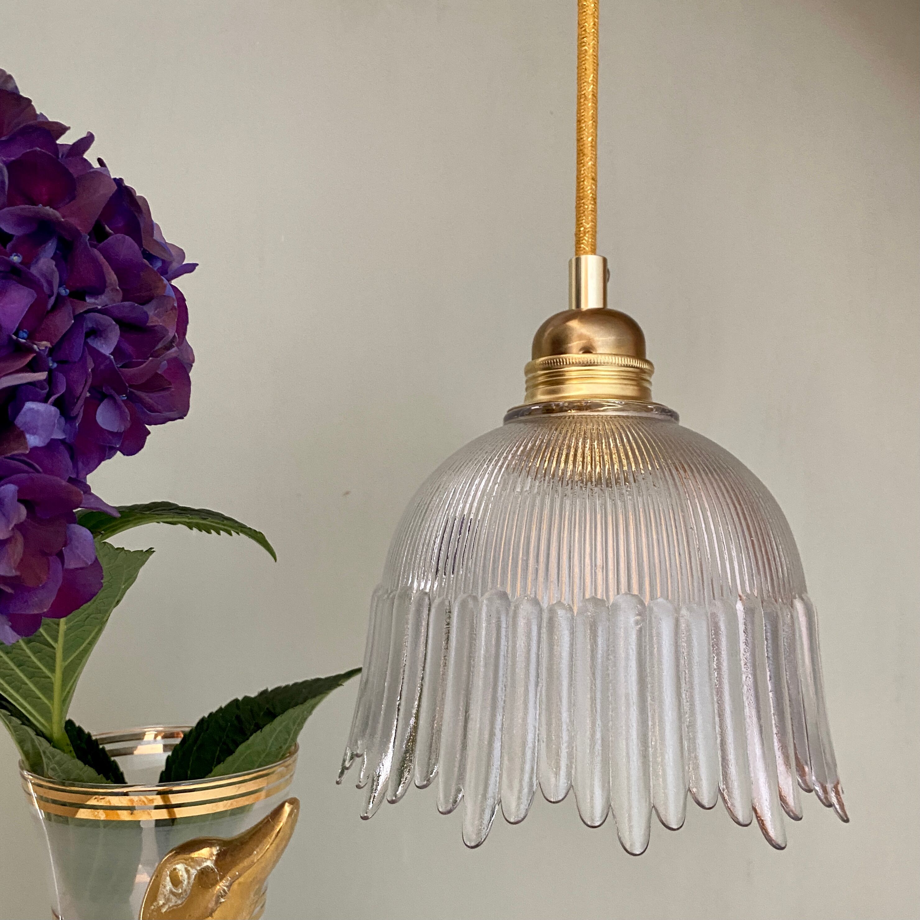 Suspension tulipe vintage en verre strié