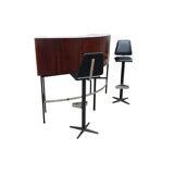 Bar en palissandre du milieu du XXe siècle avec tabourets de bar