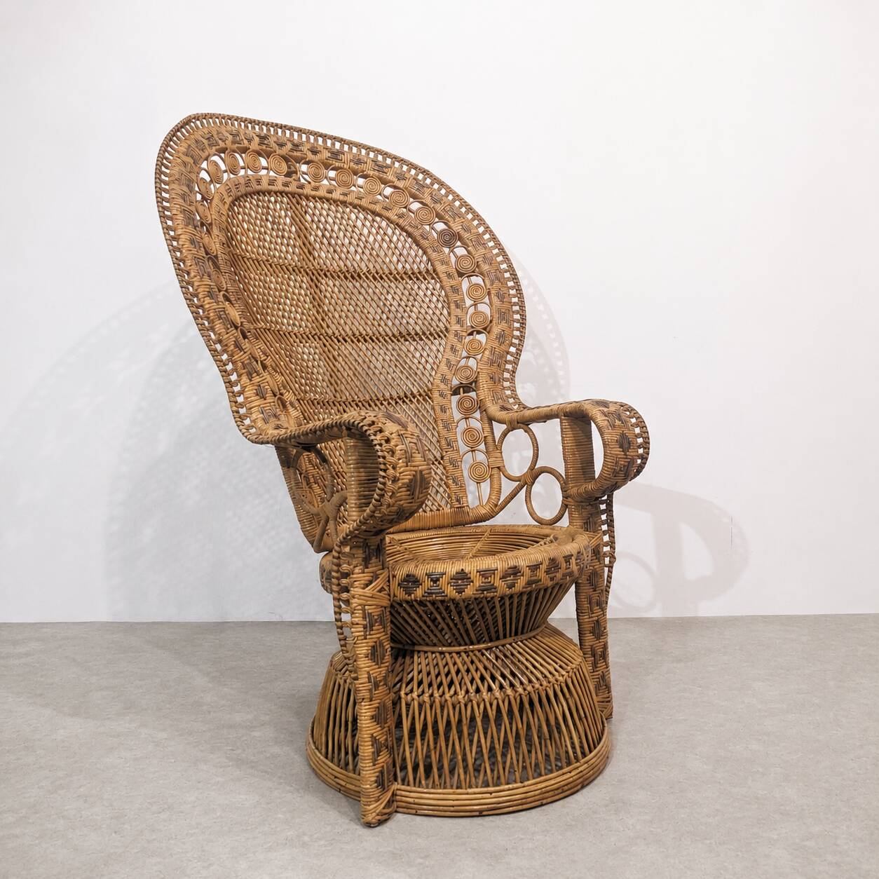 Fauteuil Paon vintage en rotin et osier — années 70