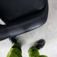 Chaise pivotante vintage en simili cuir noir italien et chrome