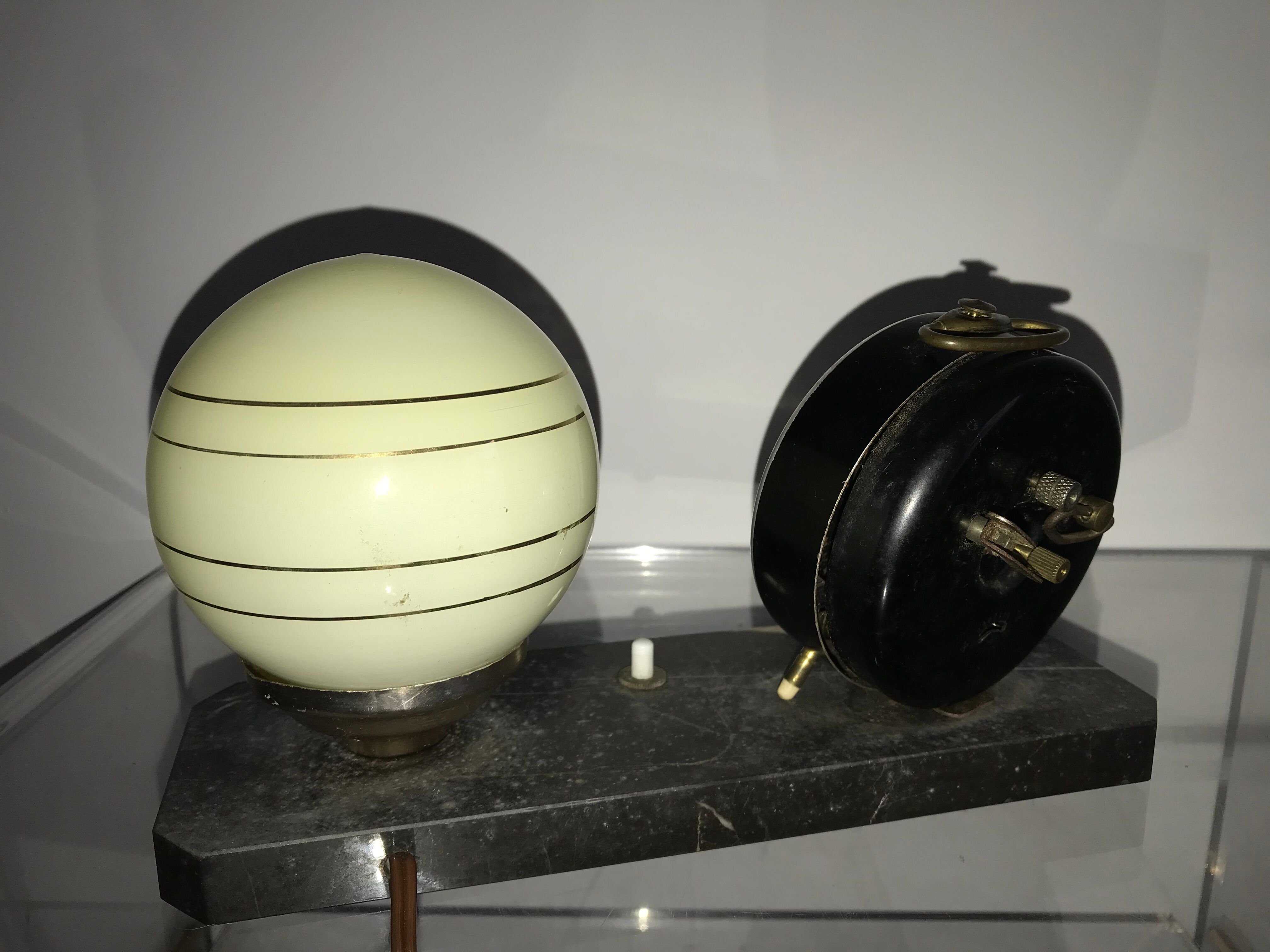 Lampe opaline sur marbre avec réveil Jaz
