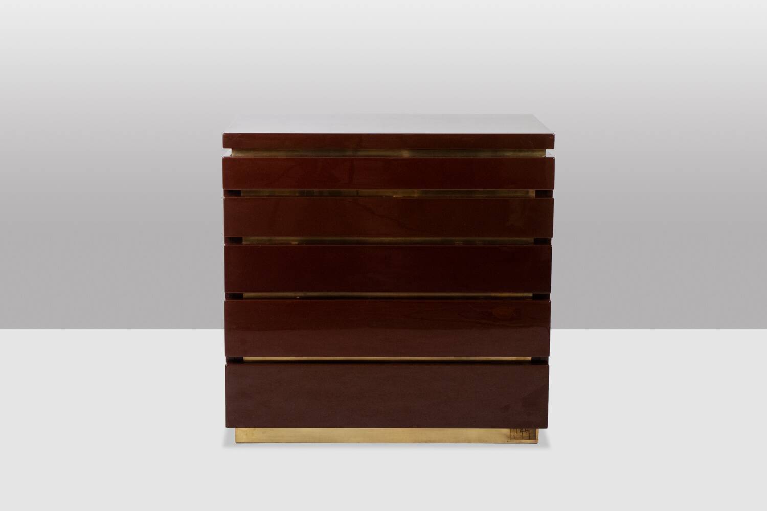 Jean-Claude Mahey. Commode en bois laqué. Années 1970-80.