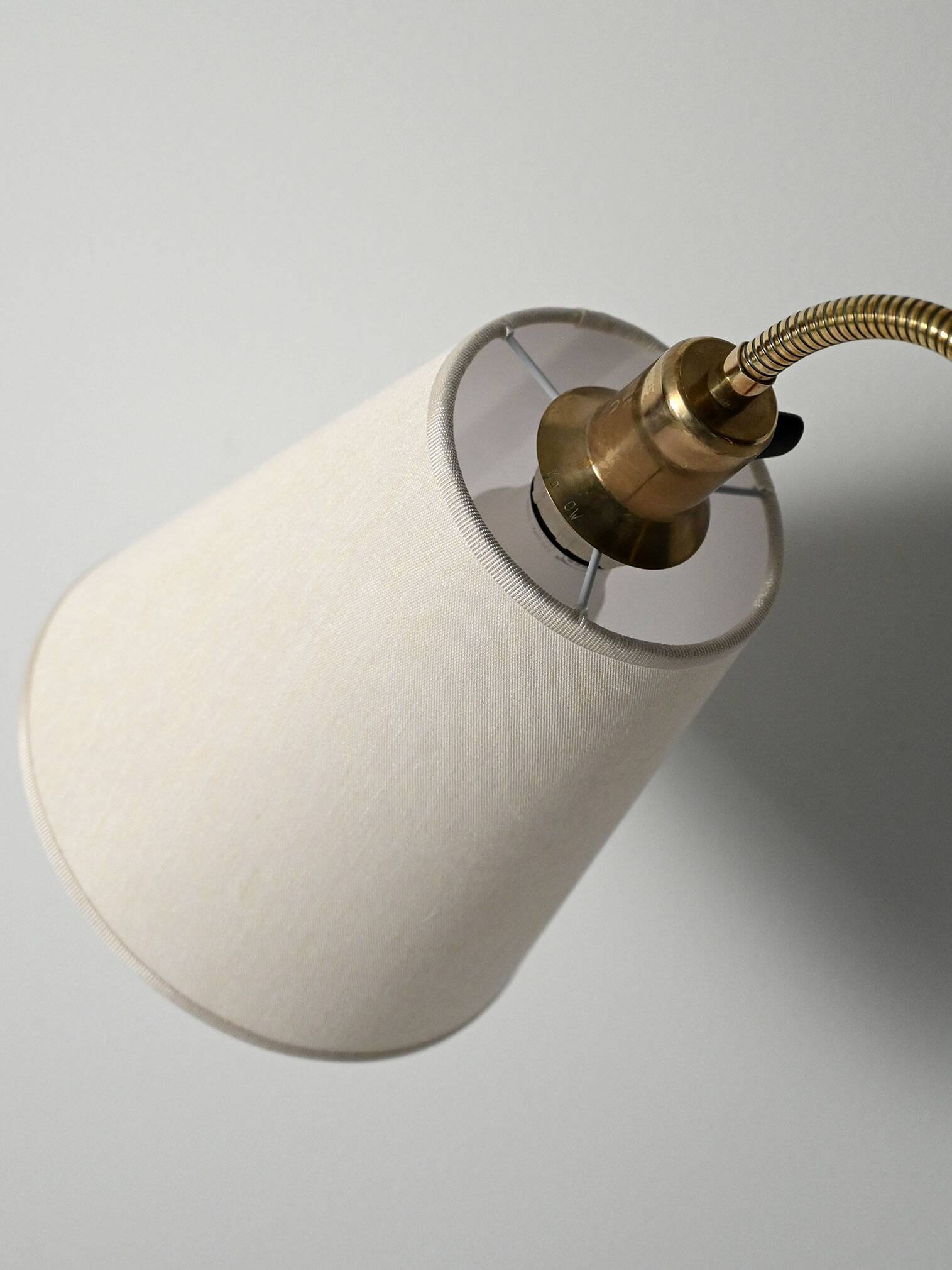 Lampadaire scandinave en chêne et laiton, années 50