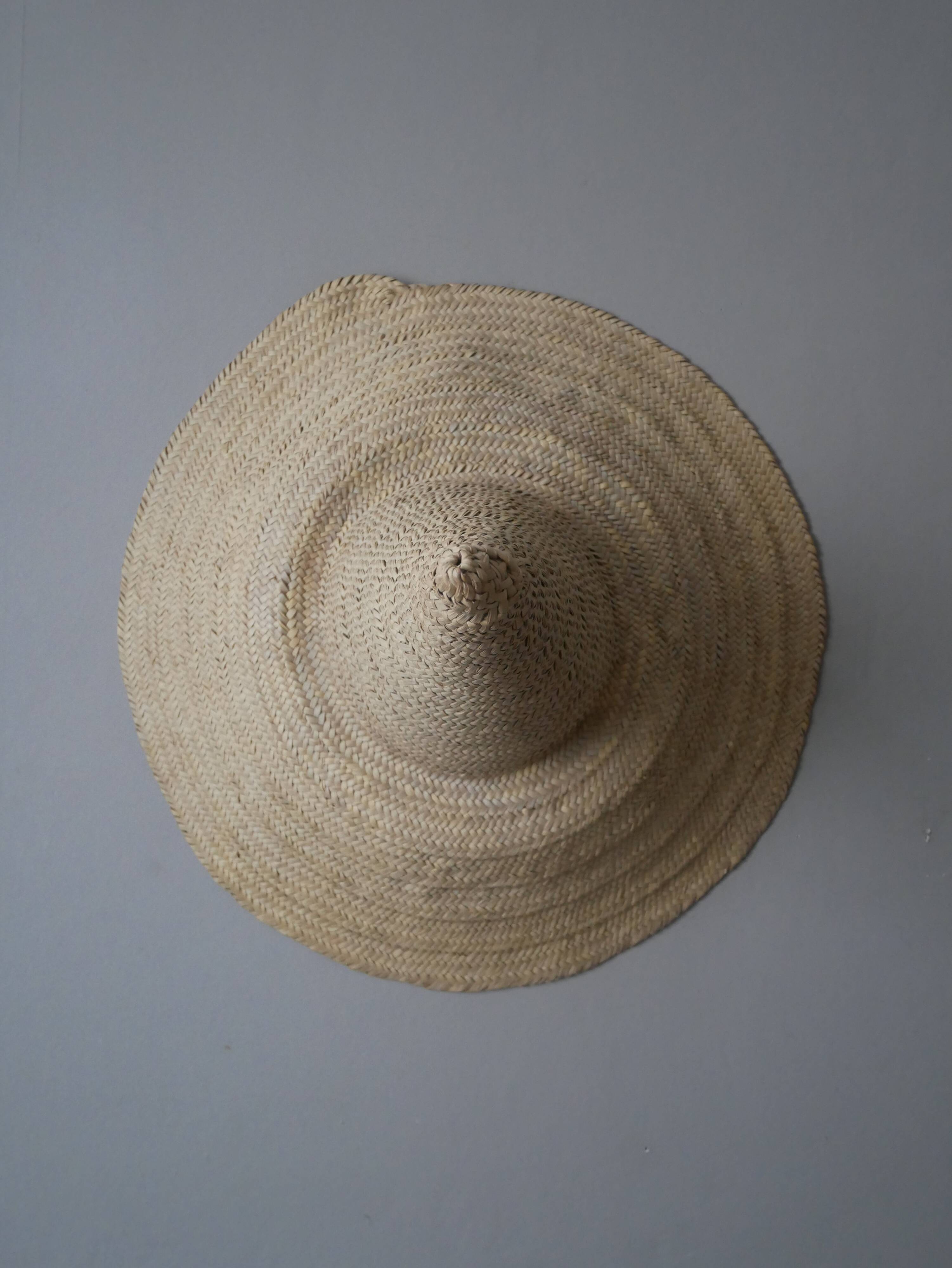 Chapeau paille osier tressé main objet décoration campagne bohème ethnique fabrication artisanale