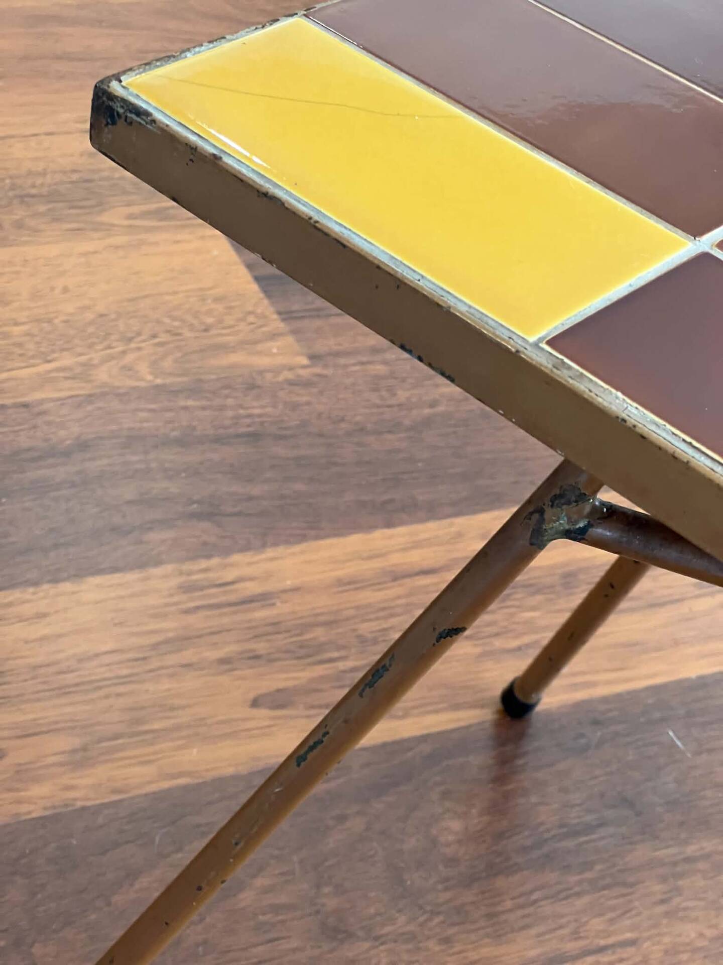 Table d’appoint, bout de canapé en céramique marron et jaune