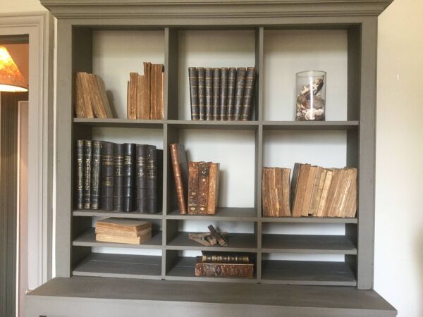 Bibliothèque ancienne avec tiroirs