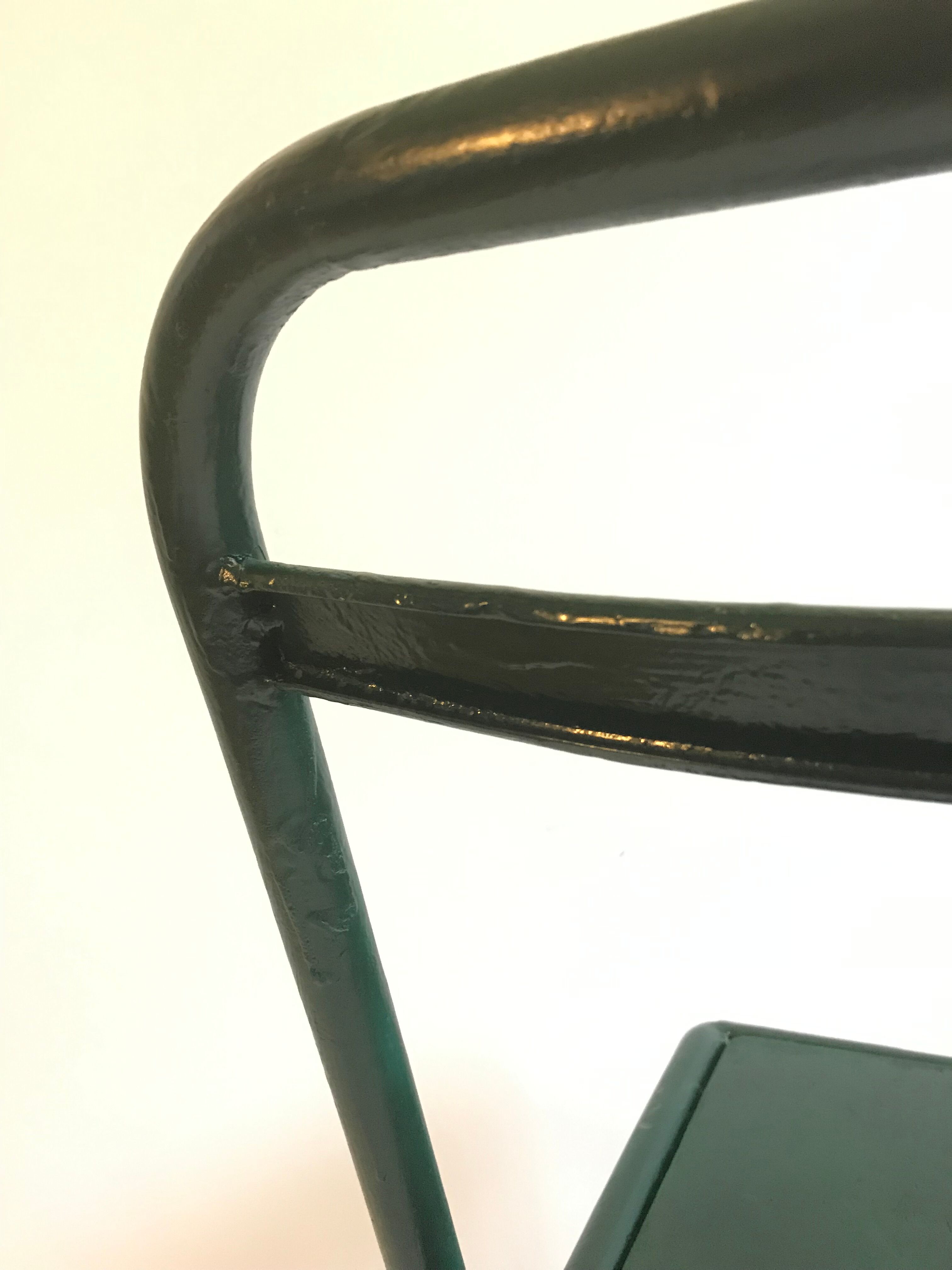 Chaise en métal vert