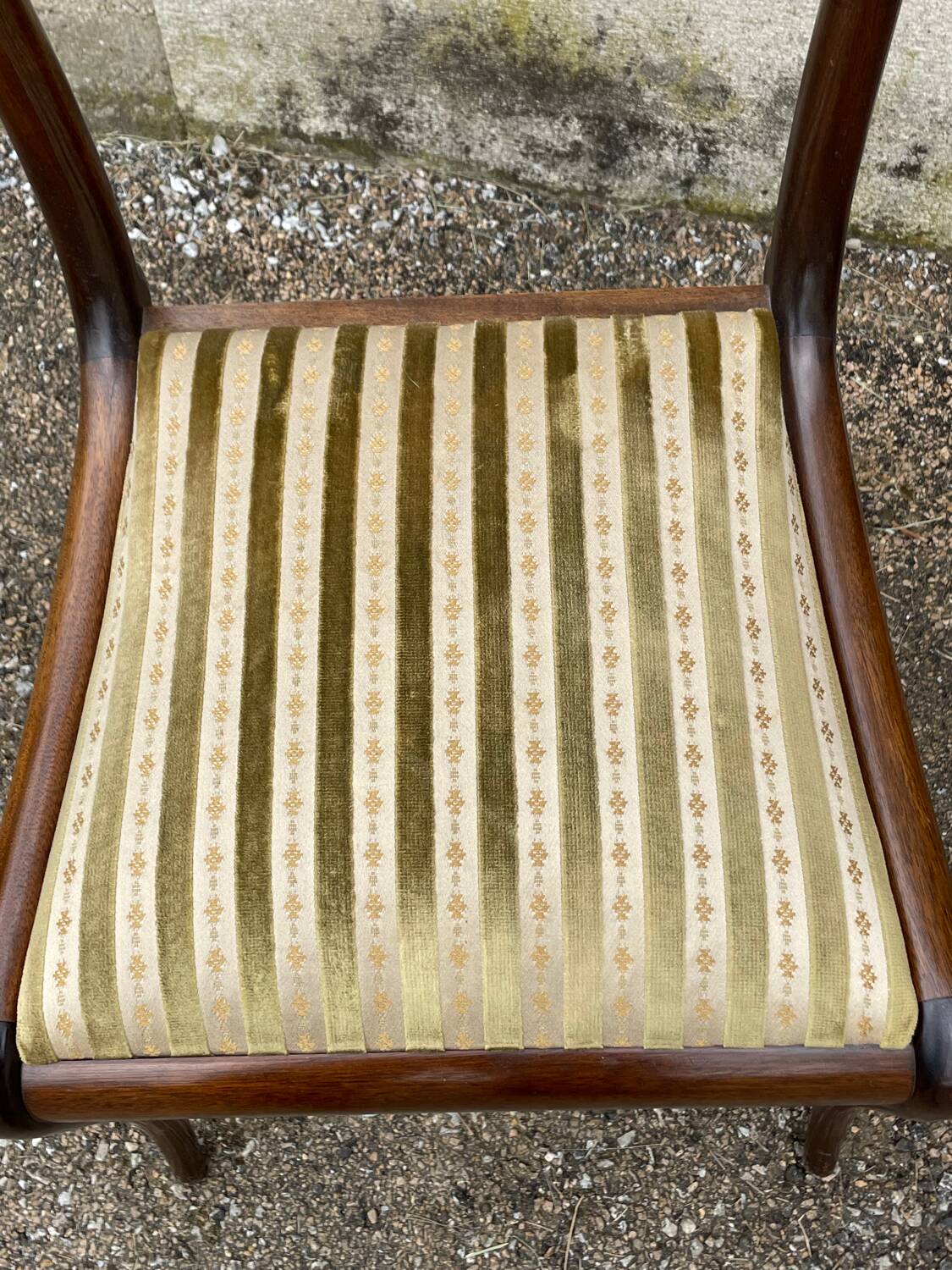 Table with two extensions and 6 mahogany chairs from the 19th century.