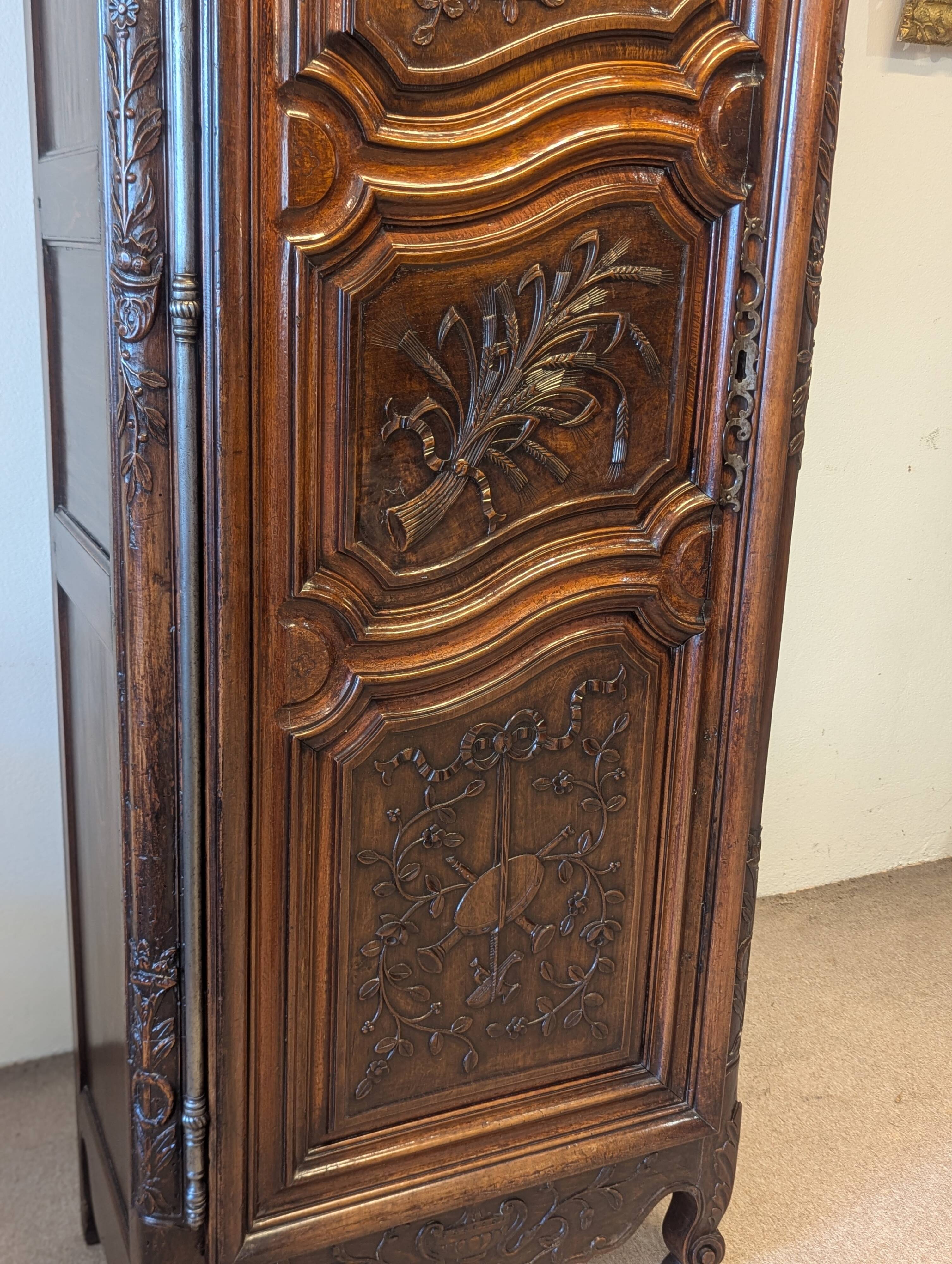 Antique Louis XV bonnetière in carved walnut – Late 18th century