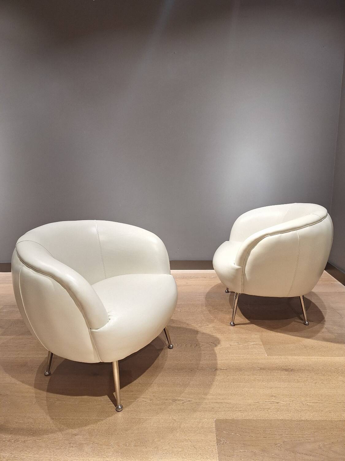 2 white leather armchairs, 1980s