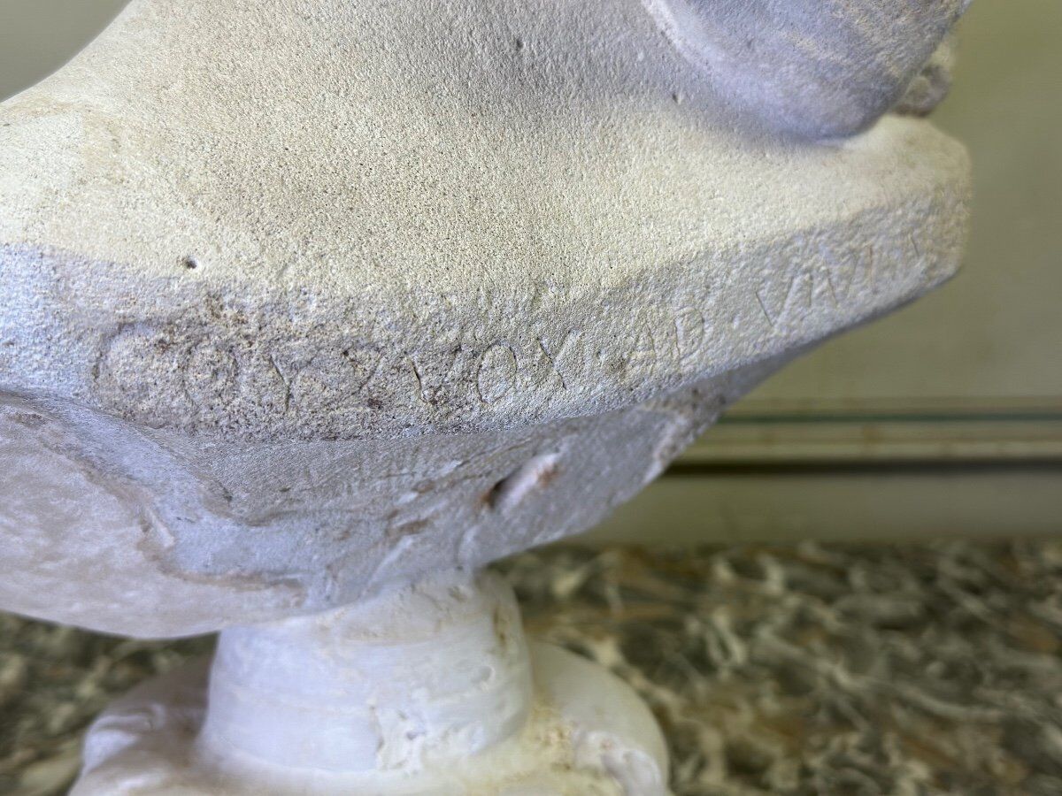 Buste en pierre limoneuse d’après Coysevox, portrait de la duchesse de Bourgogne