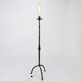 Lampadaire tripode en fer forgé brutaliste avec ampoule