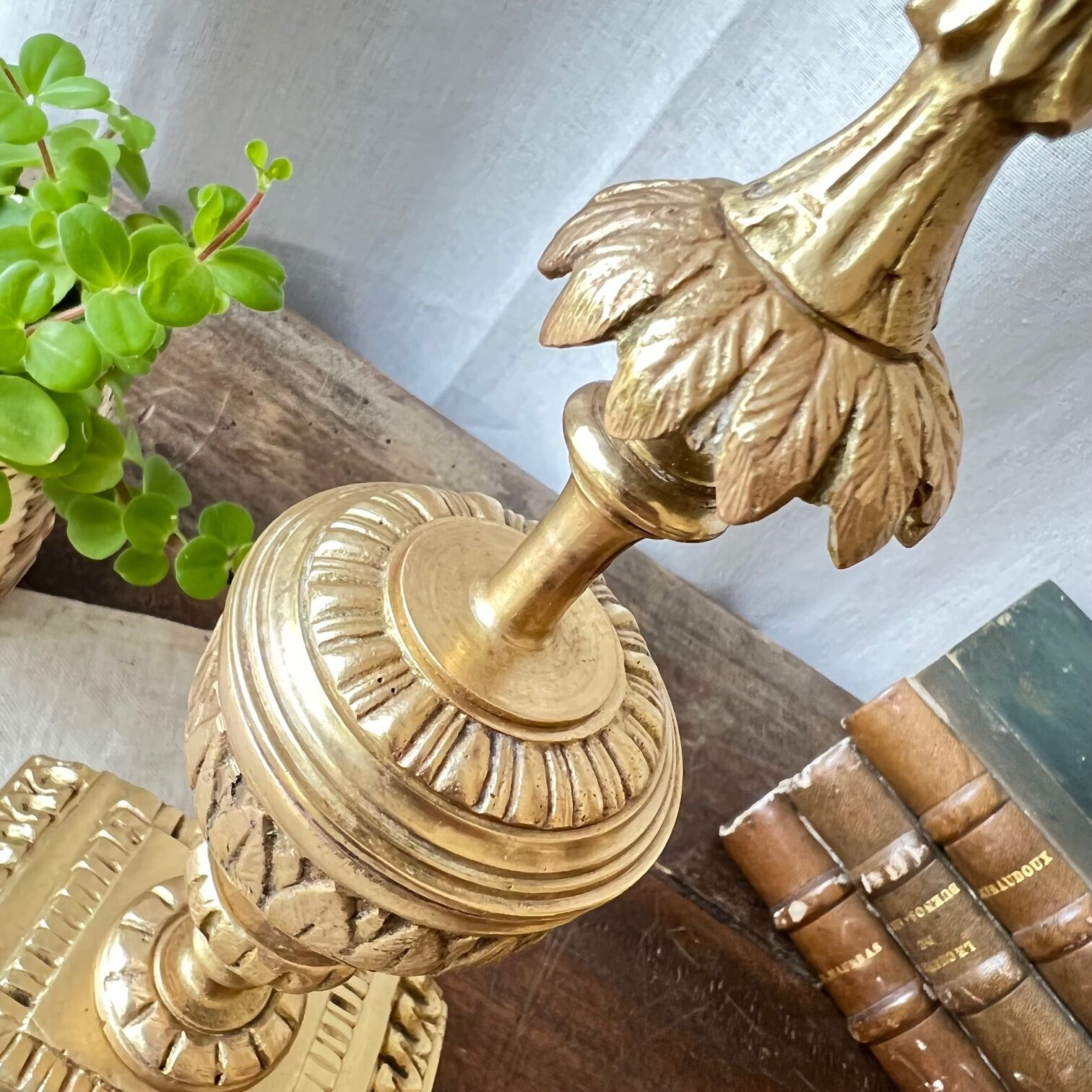 Duo de bougeoirs anciens en bronze