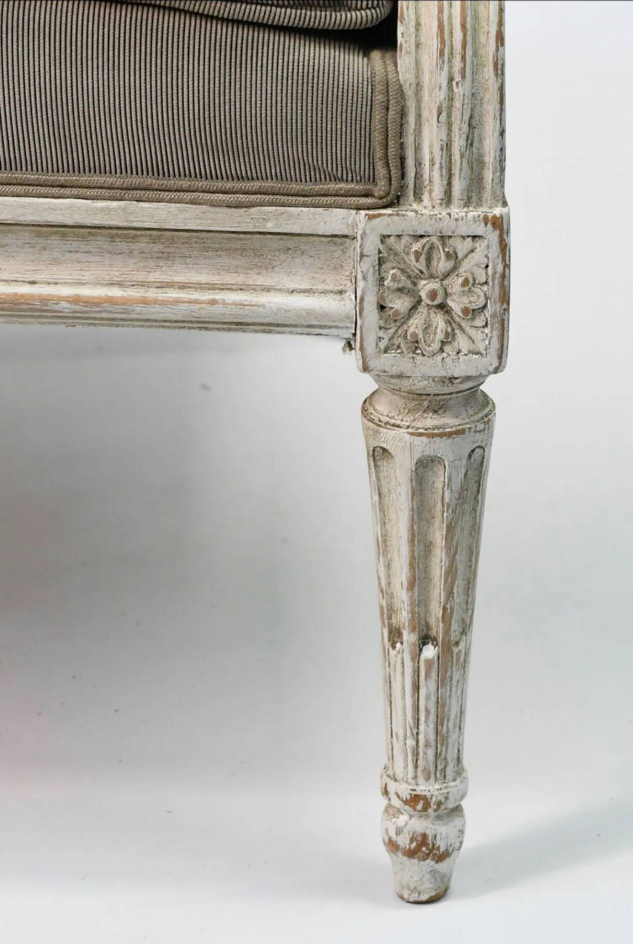 Louis XVI style canapé, in white lacquered wood.