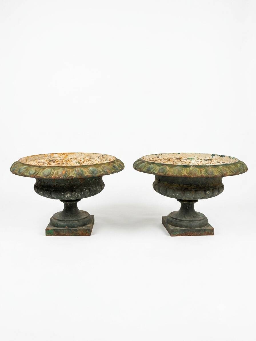 Pair of Medici vases in cast iron from the 19th century, 55cm wide.