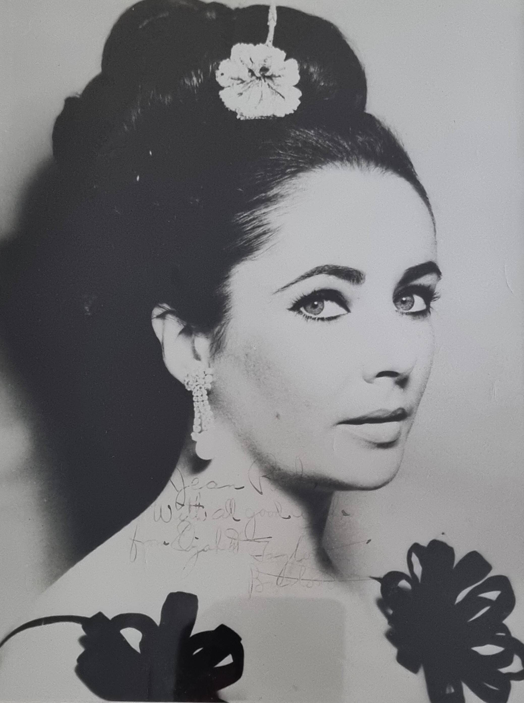 Signed photograph of Elizabeth Taylor, framed silver print 32x37 cm.