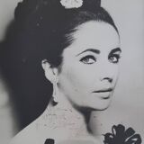 Signed photograph of Elizabeth Taylor, framed silver print 32x37 cm.