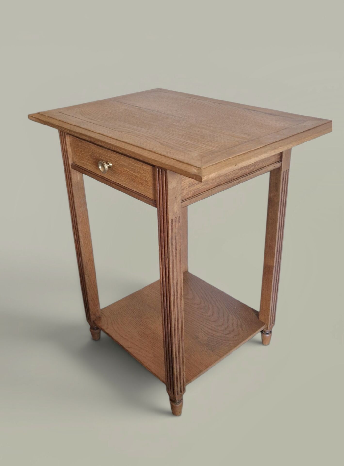 Table d’appoint chêne – Lignes architecturales, esprit moderniste 1940