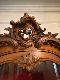 Large wooden display cabinet in Louis XV/rococo style with a strongly curved front.