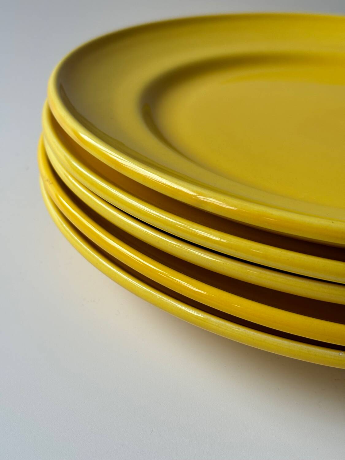 Yellow saline flat plates