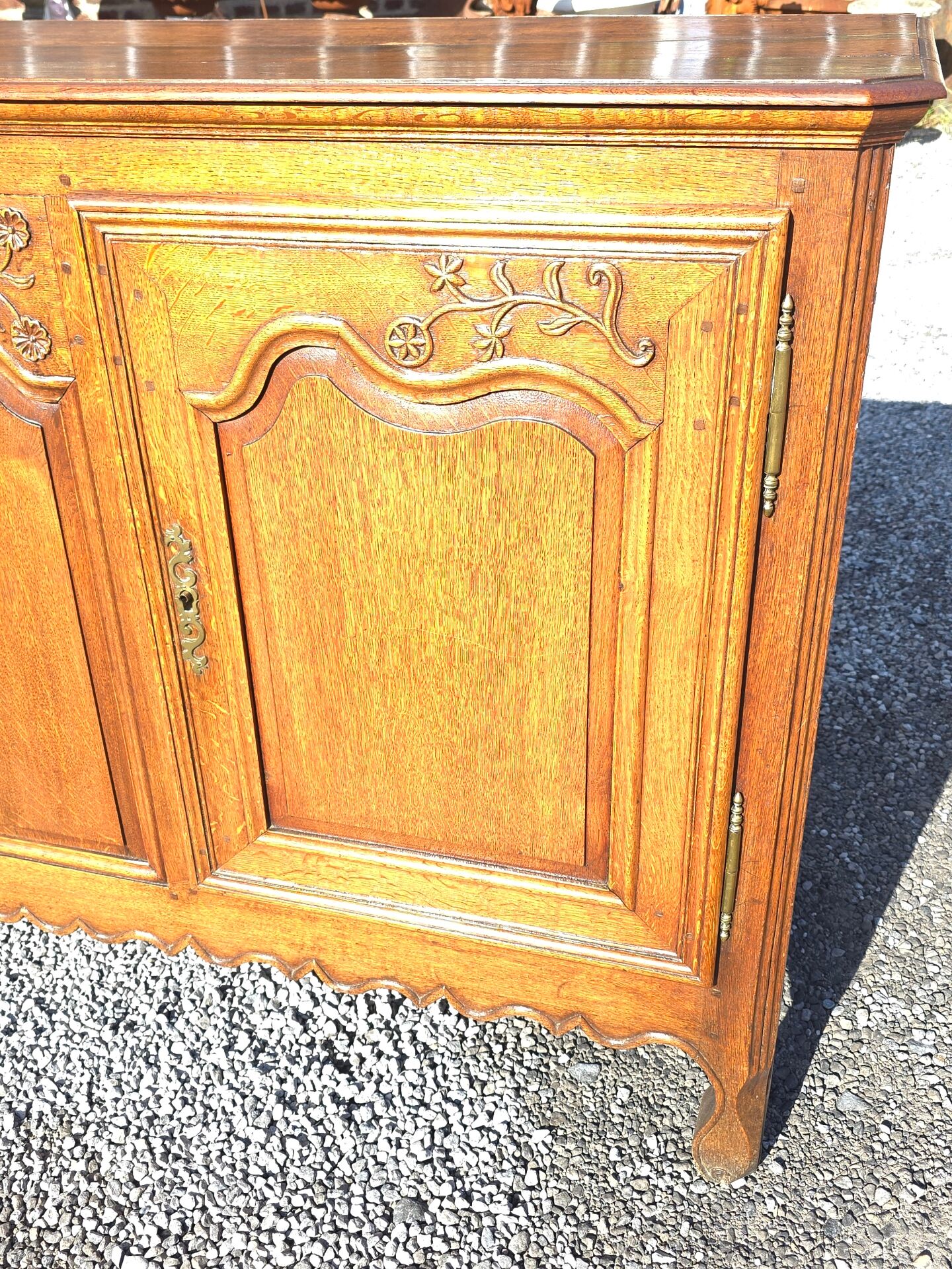Very oak sideboard with 2 doors