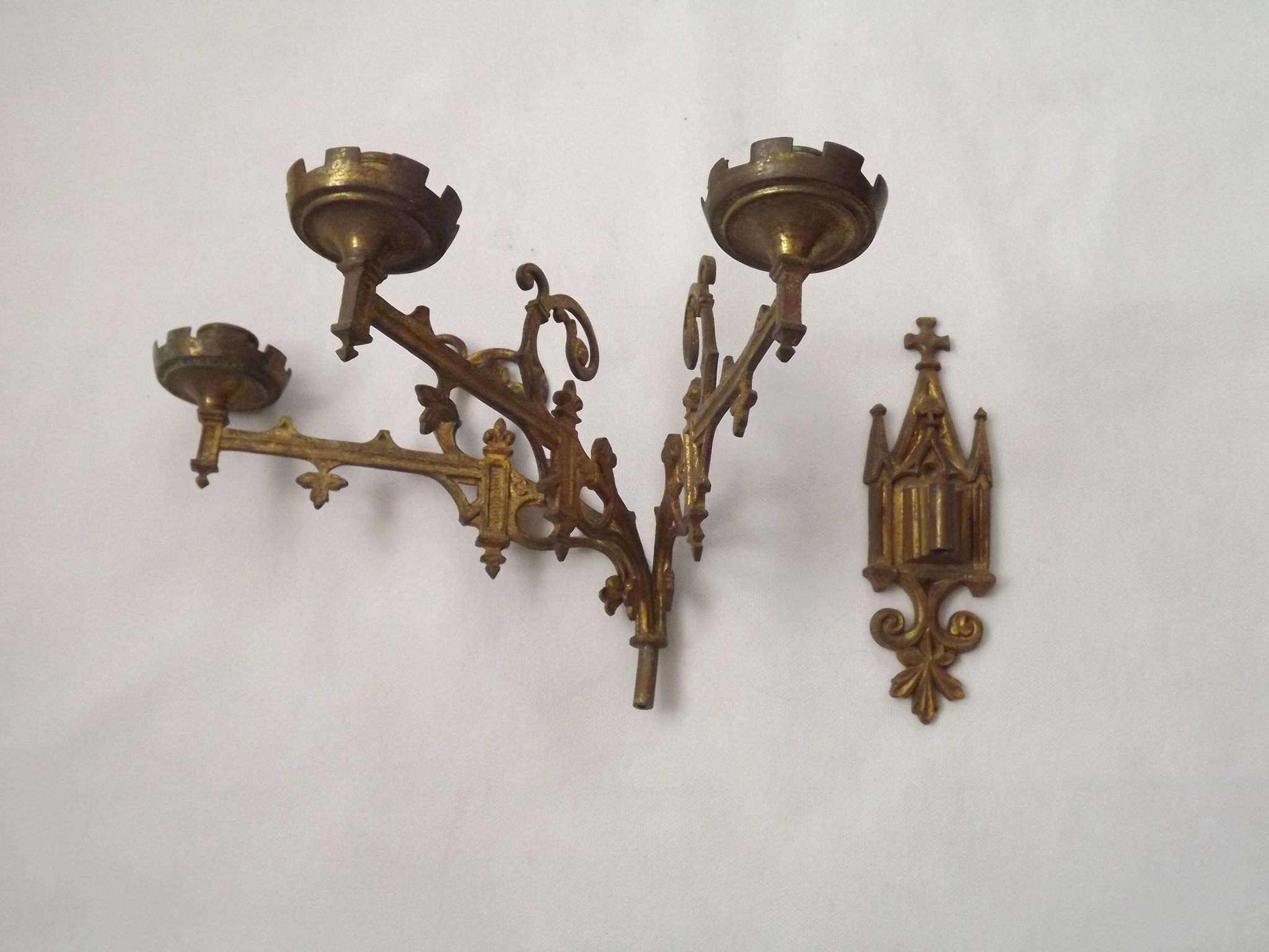 Ensemble élégant de trois appliques murales en bronze doré de style gothique français.