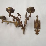 Ensemble élégant de trois appliques murales en bronze doré de style gothique français.