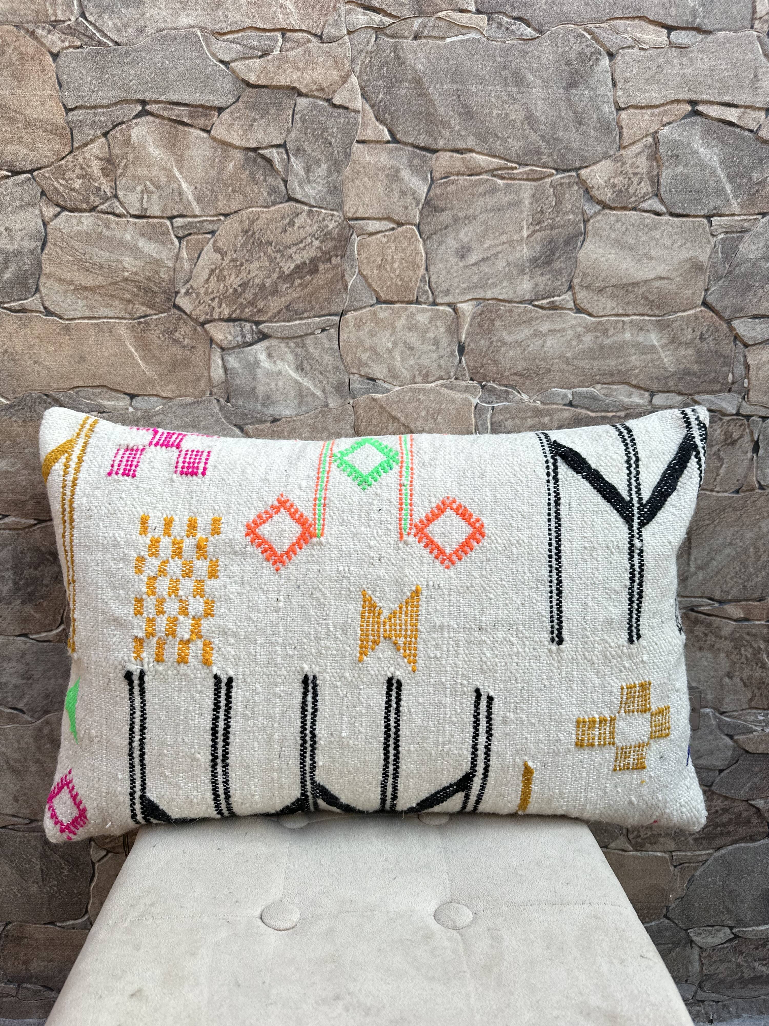 Handmade cushion cover in Berber wool: Moroccan Kilim cushion