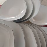 Table service of 18 pieces in white porcelain