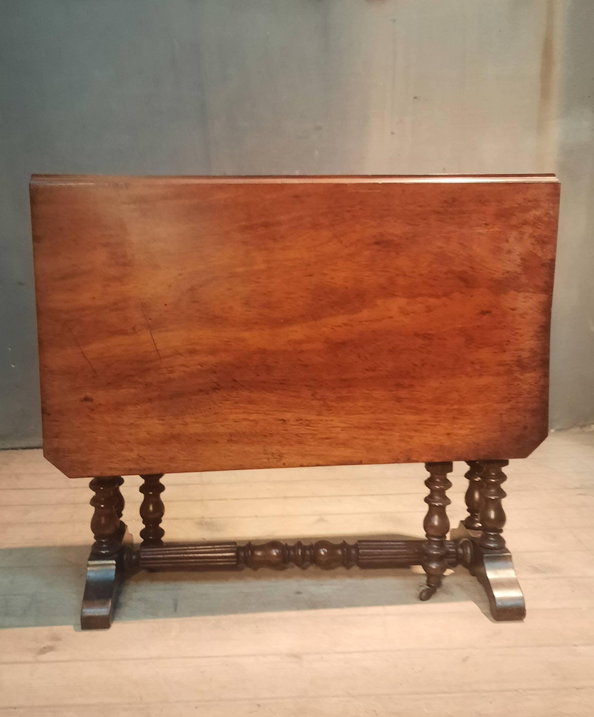 Drop-leaf table known as "Get Leg"