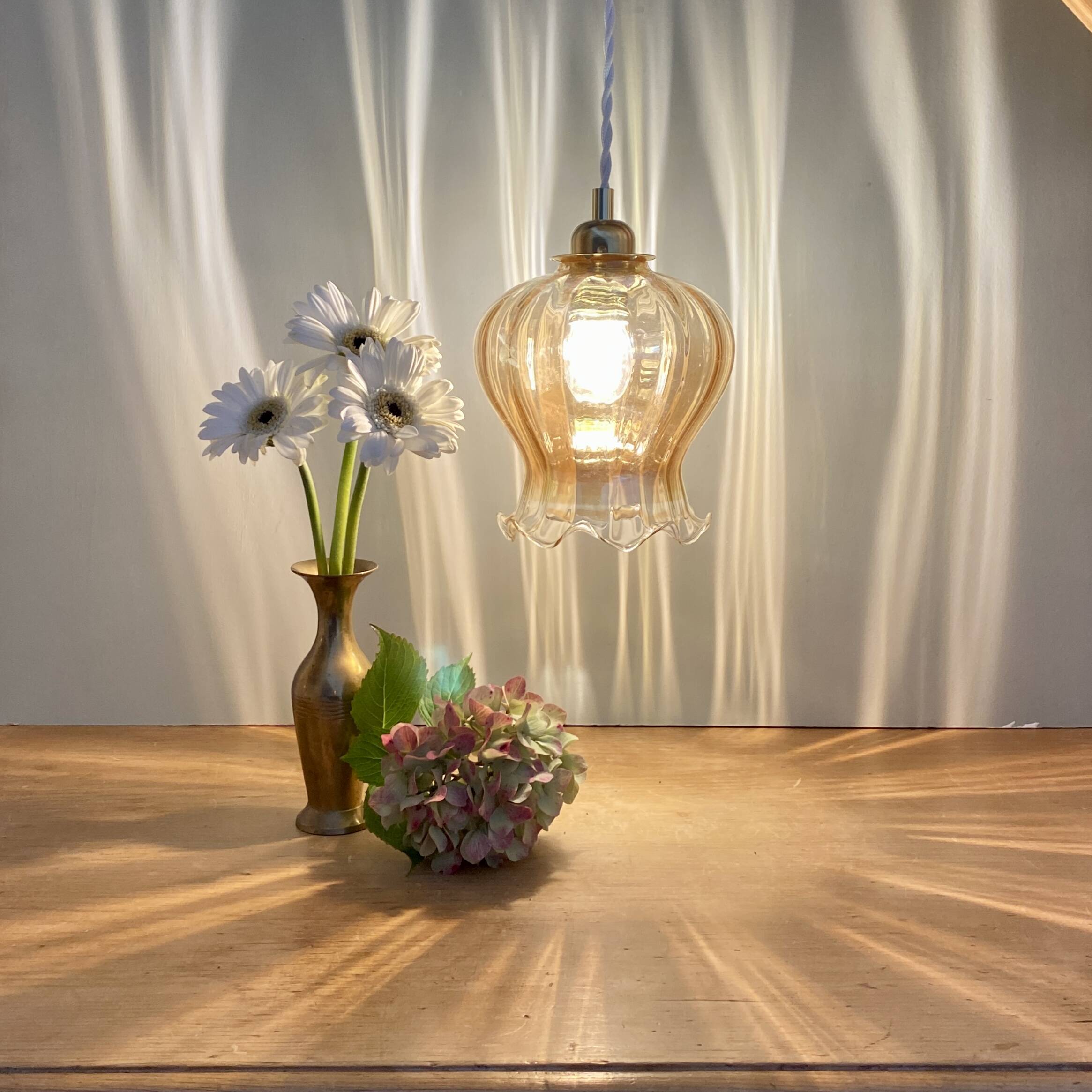 Susspension globe vintage en verre ambré légèrement nacré