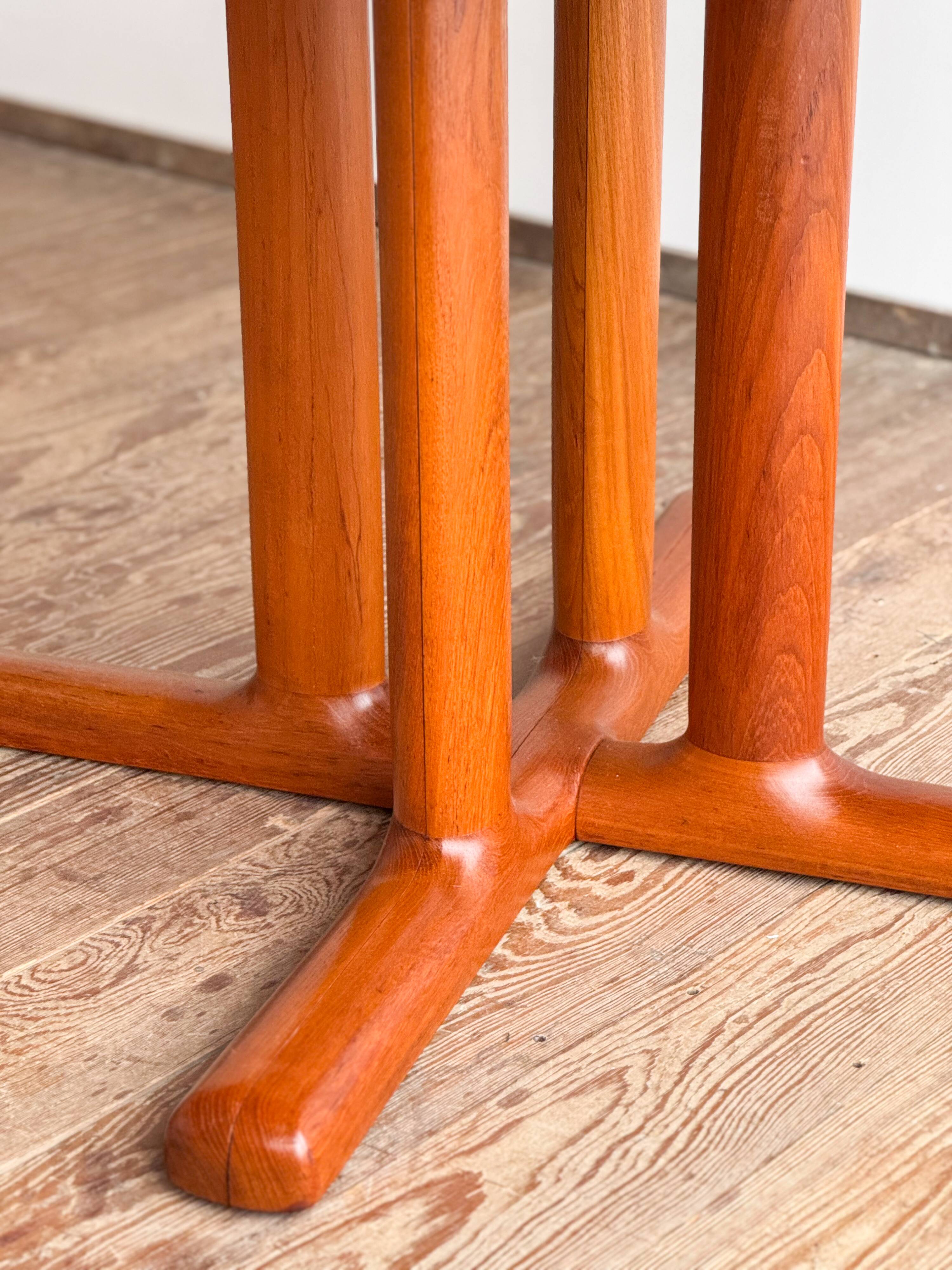 Table ronde extensible en teck de Dyrlund, Danemark