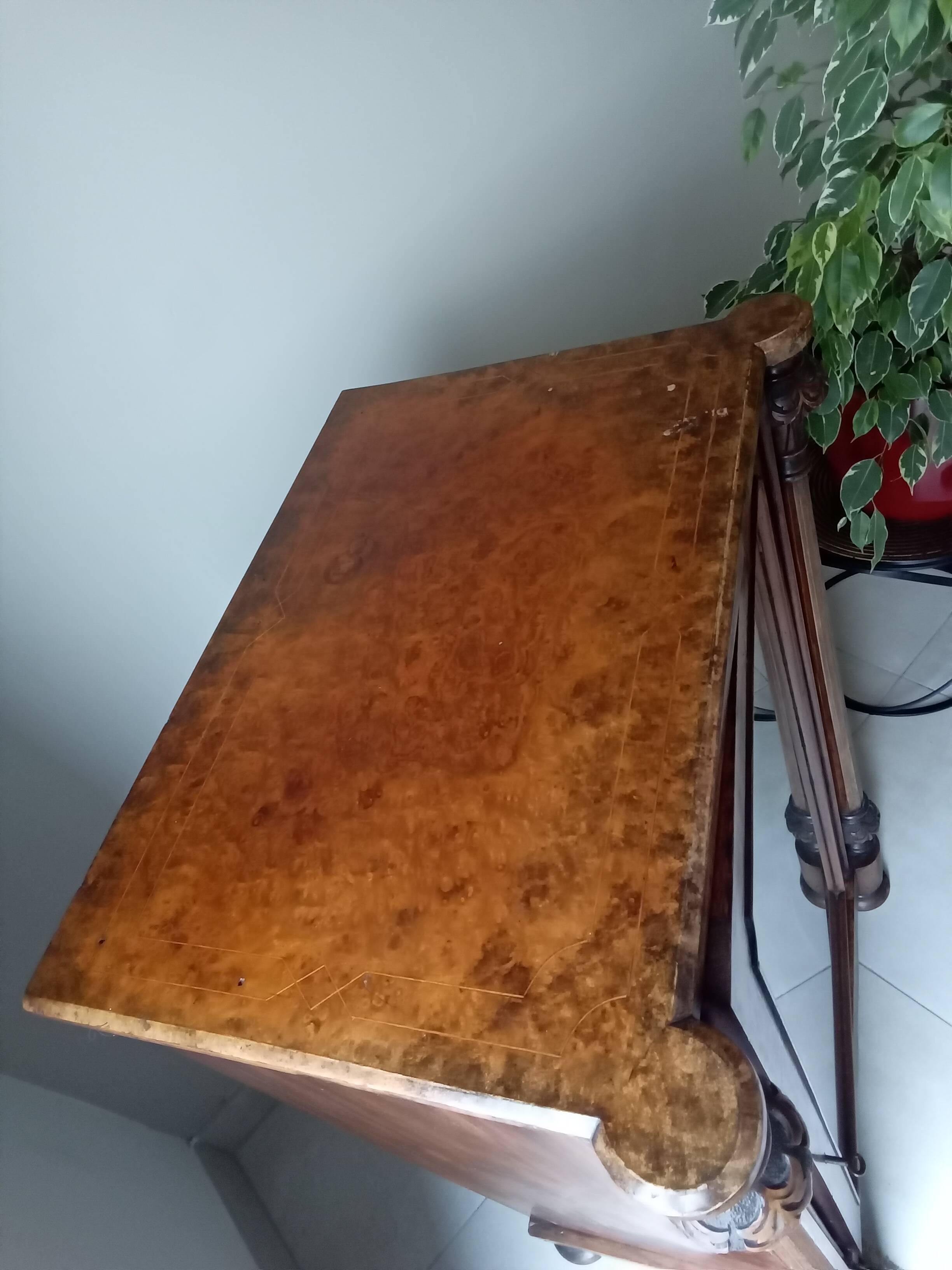 English display cabinet