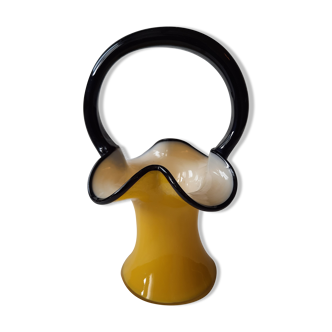 Panier en verre soufflé jaune et noire art nouveau loetz tang glass dans le style de michael powolny