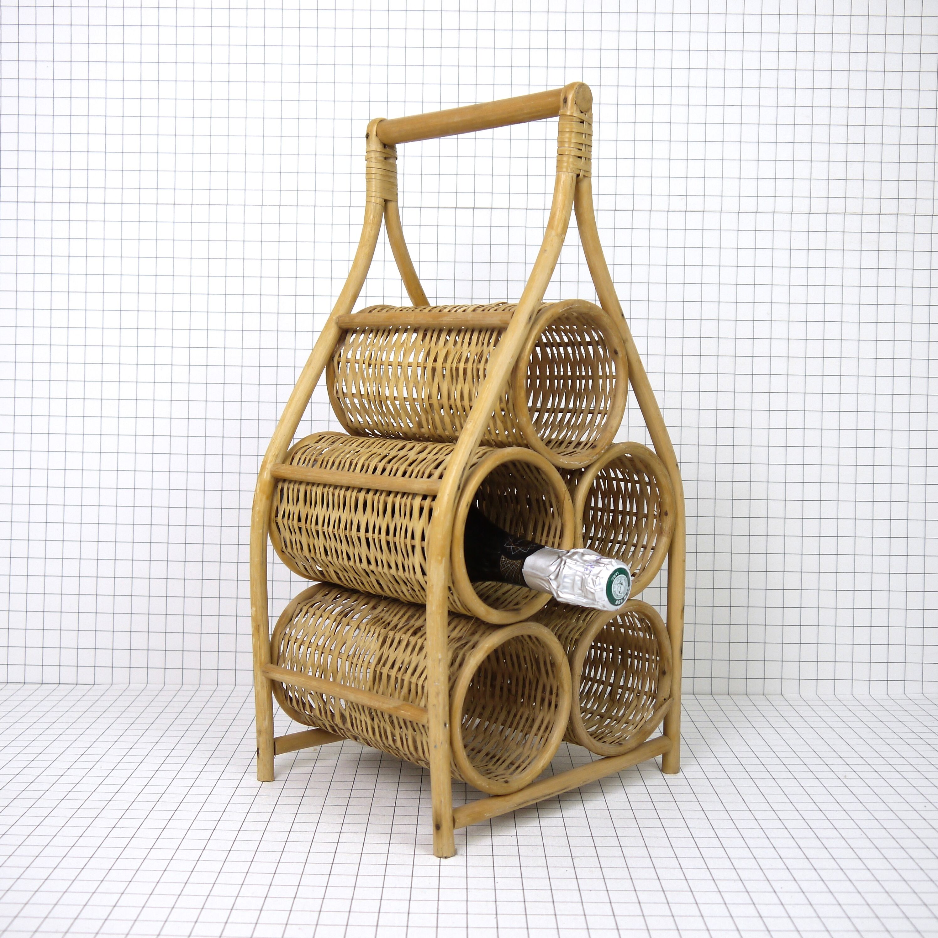 Bottle rack in wicker and rattan