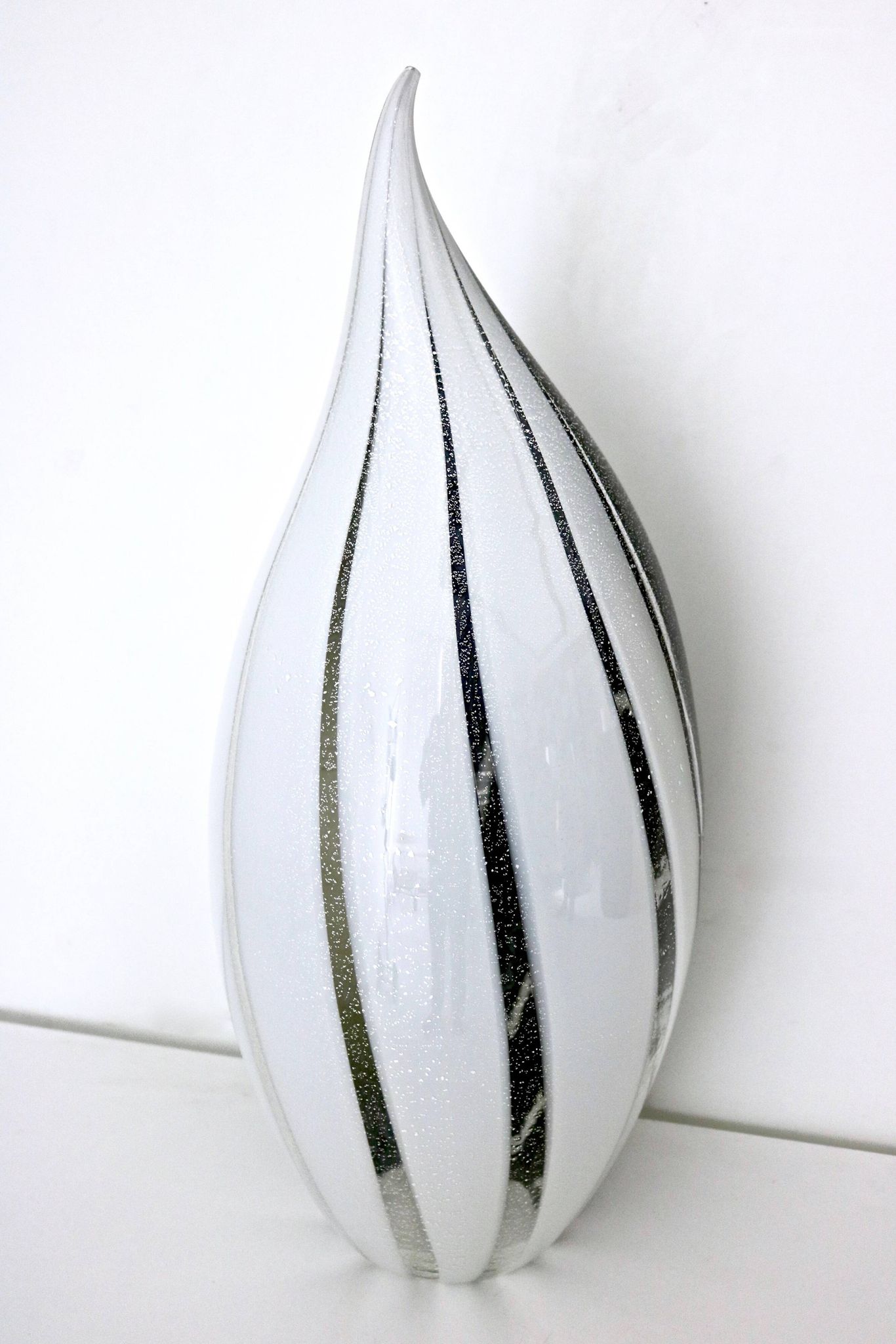 Lampe de table en verre de Murano, motif pingouin noir et blanc, avec paillettes argentées, Italie