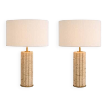 Paire de lampes de table en travertin et laiton patiné