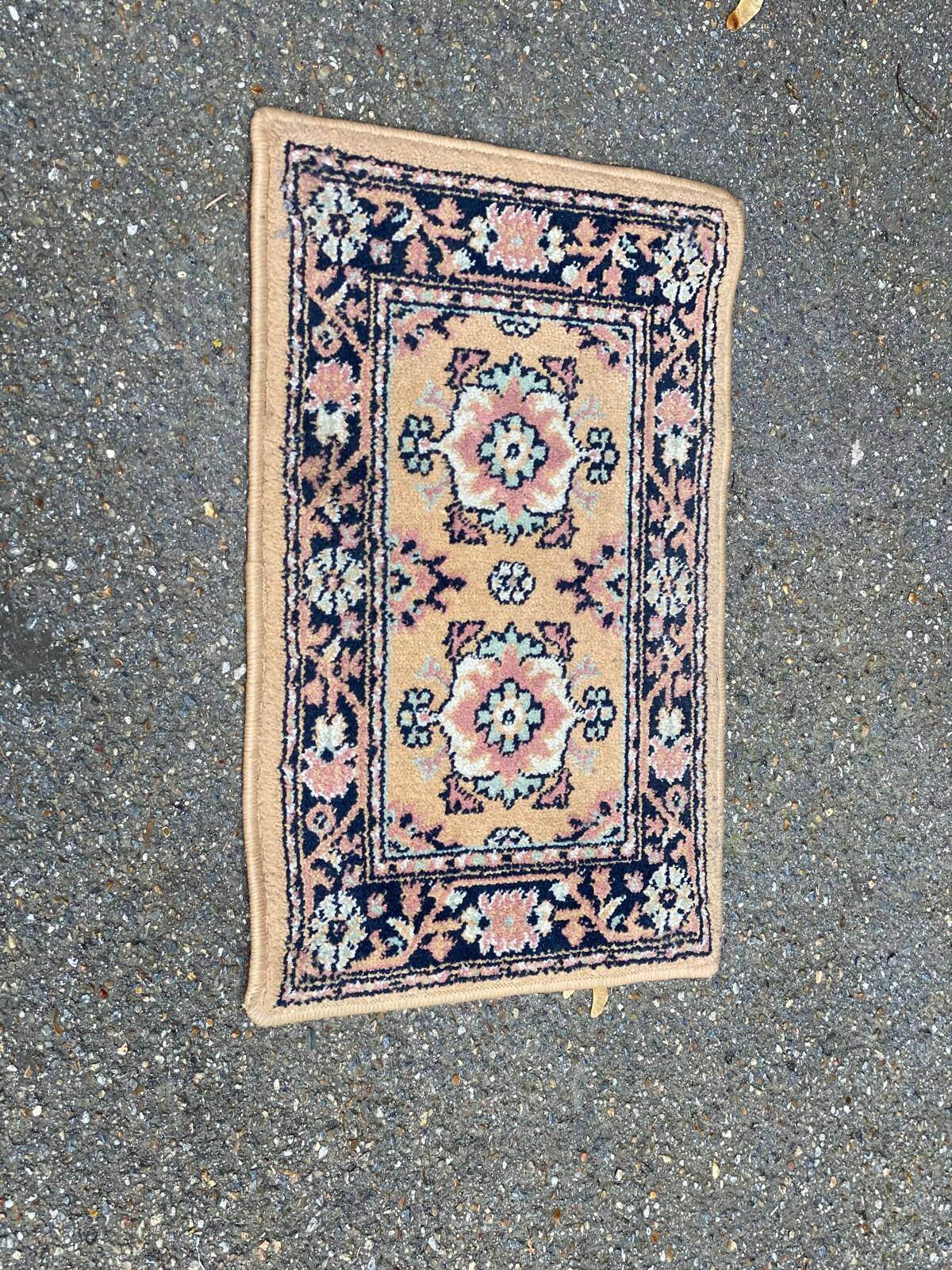 Small Persian wool rug 60x40cm