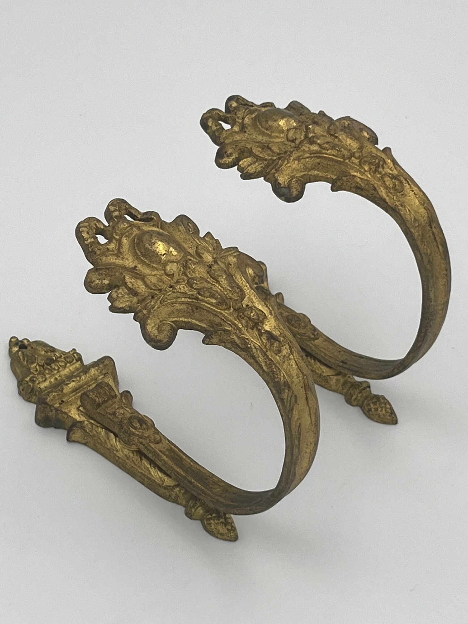 Pair of golden bronze kiss holders Rocaille style