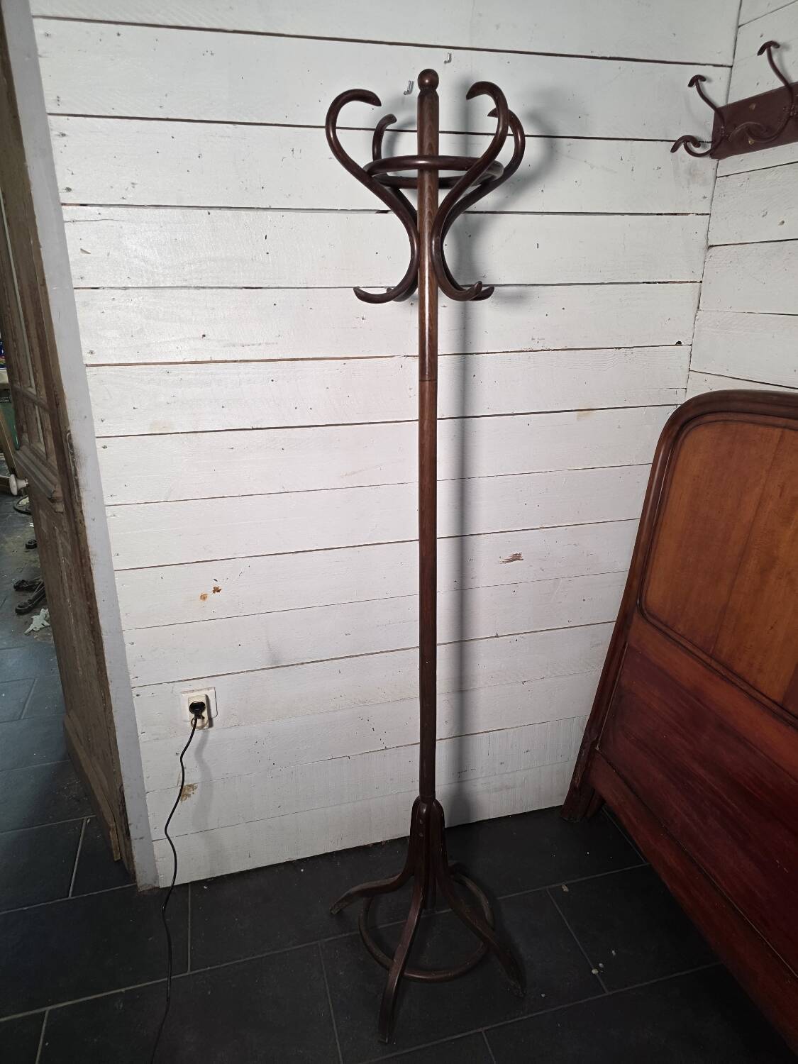 Perroquet ancien en bois courbé