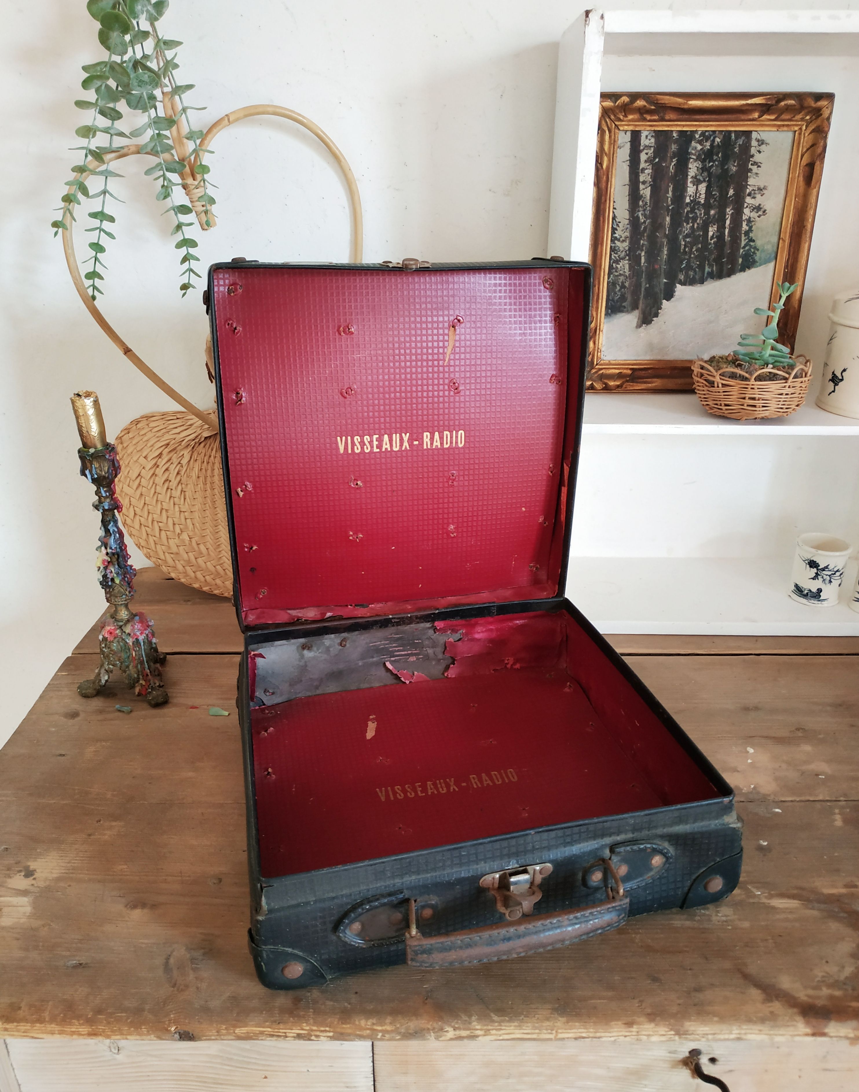 Old blue suitcase the lamp of France radio