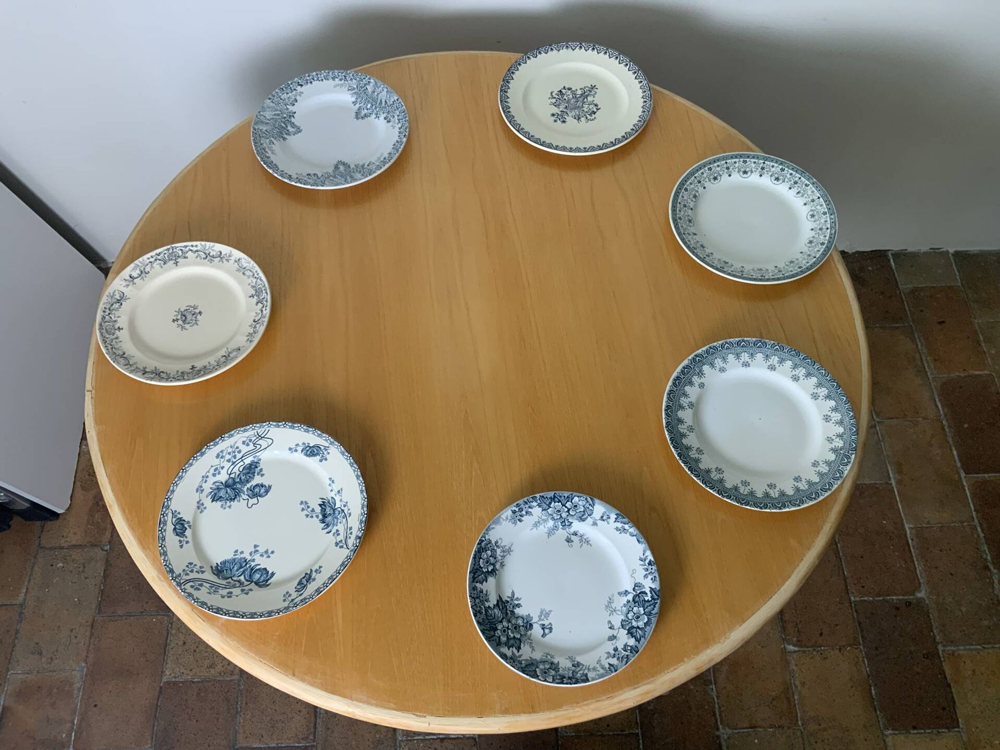 Round dining table