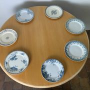 Round dining table