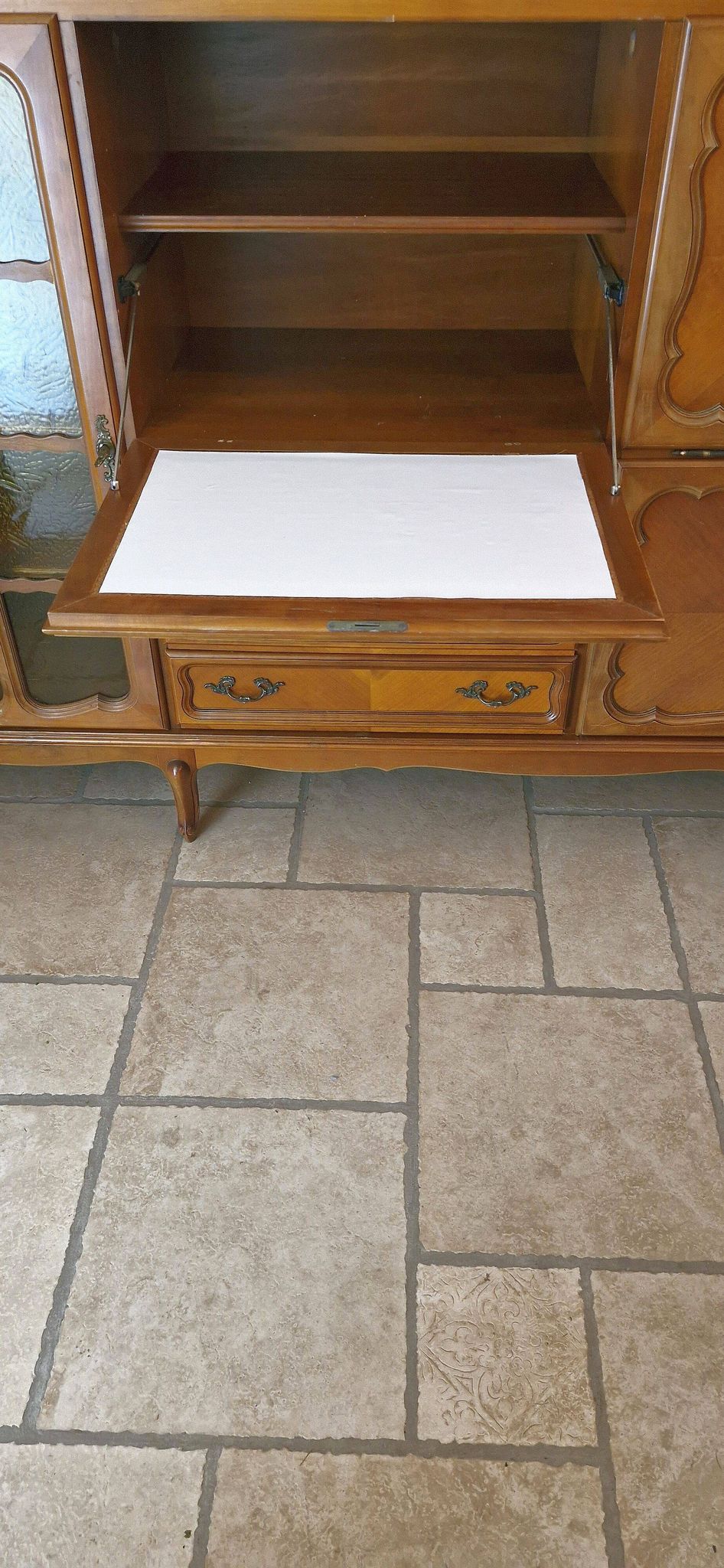 Wooden sideboard with 5 doors and 3 drawers, 2 glass doors.
