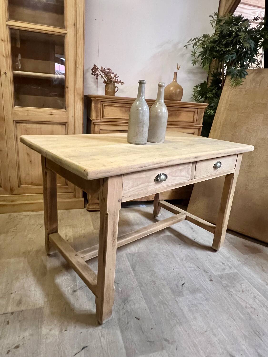 Old farmhouse table in raw solid oak, 2 drawers, seats 6 people.