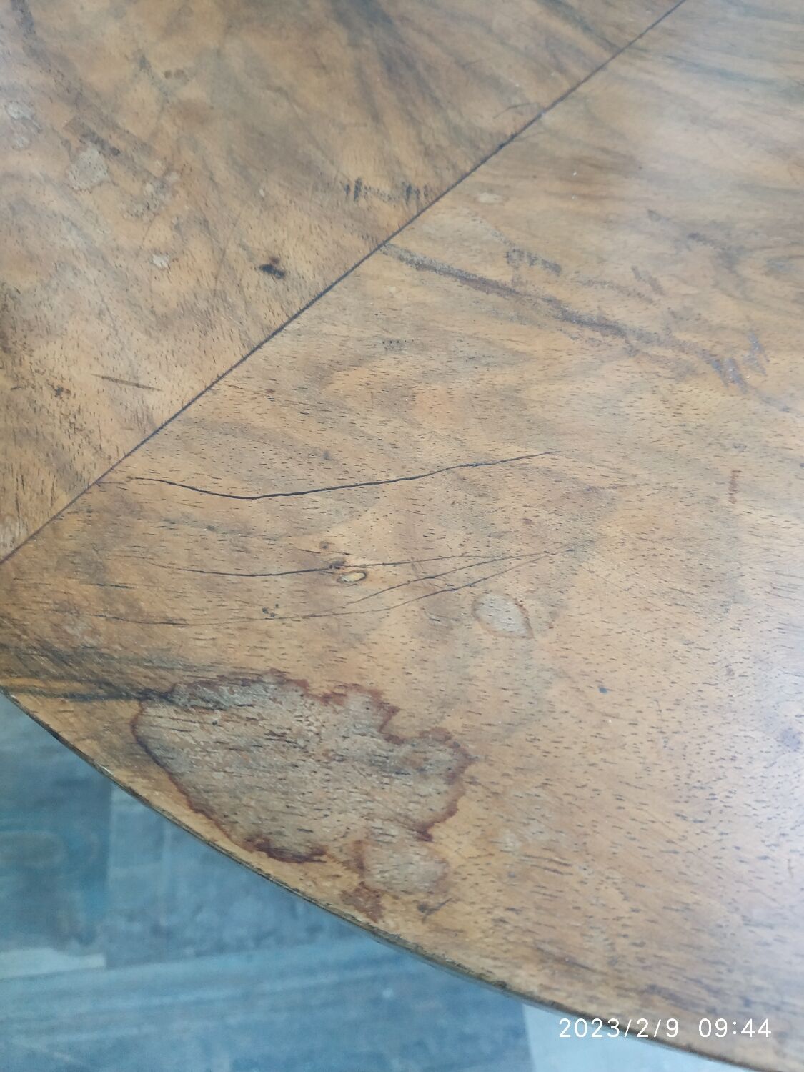 Pedestal table