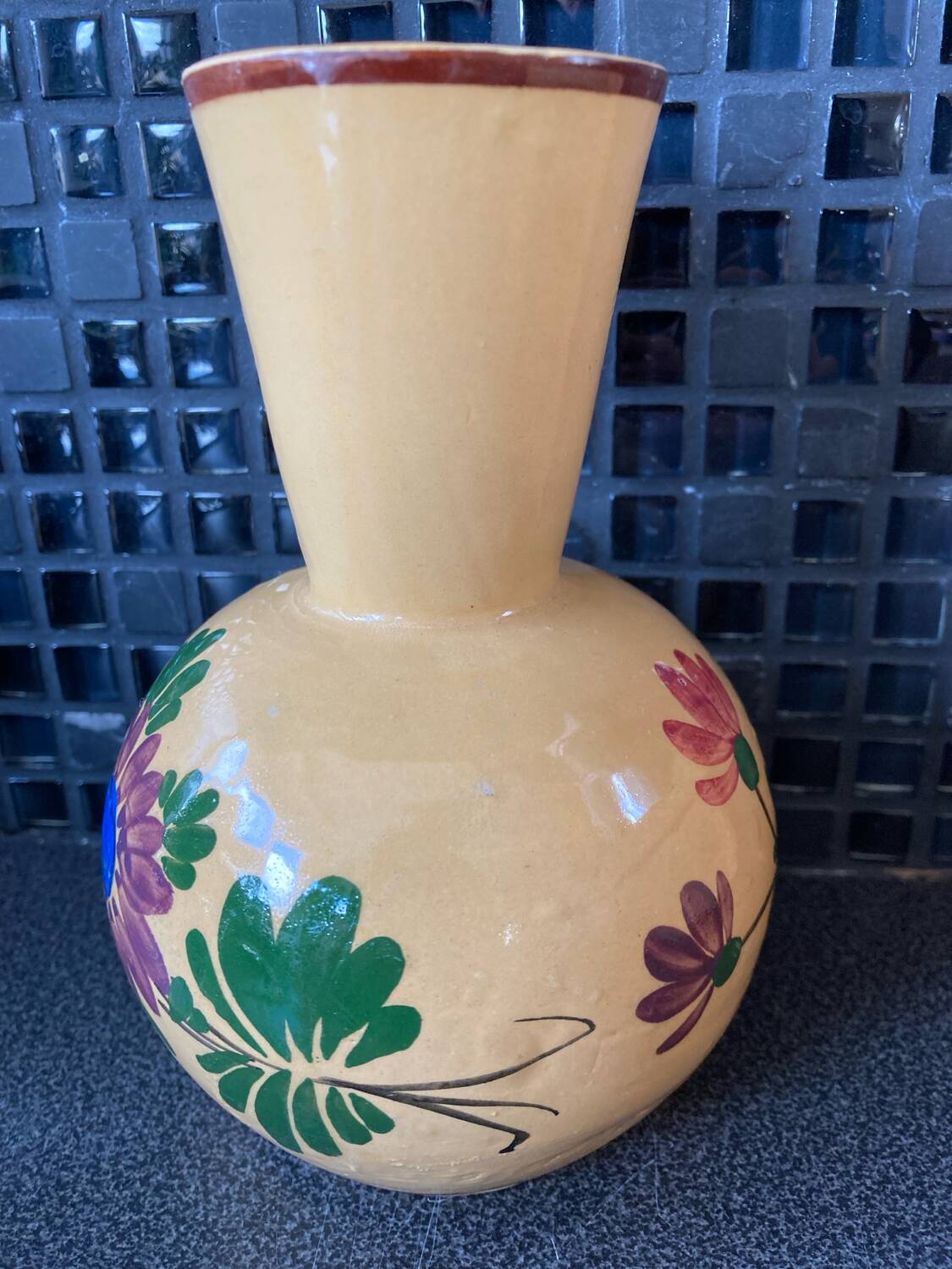 Vase en terre cuite décor de fleurs