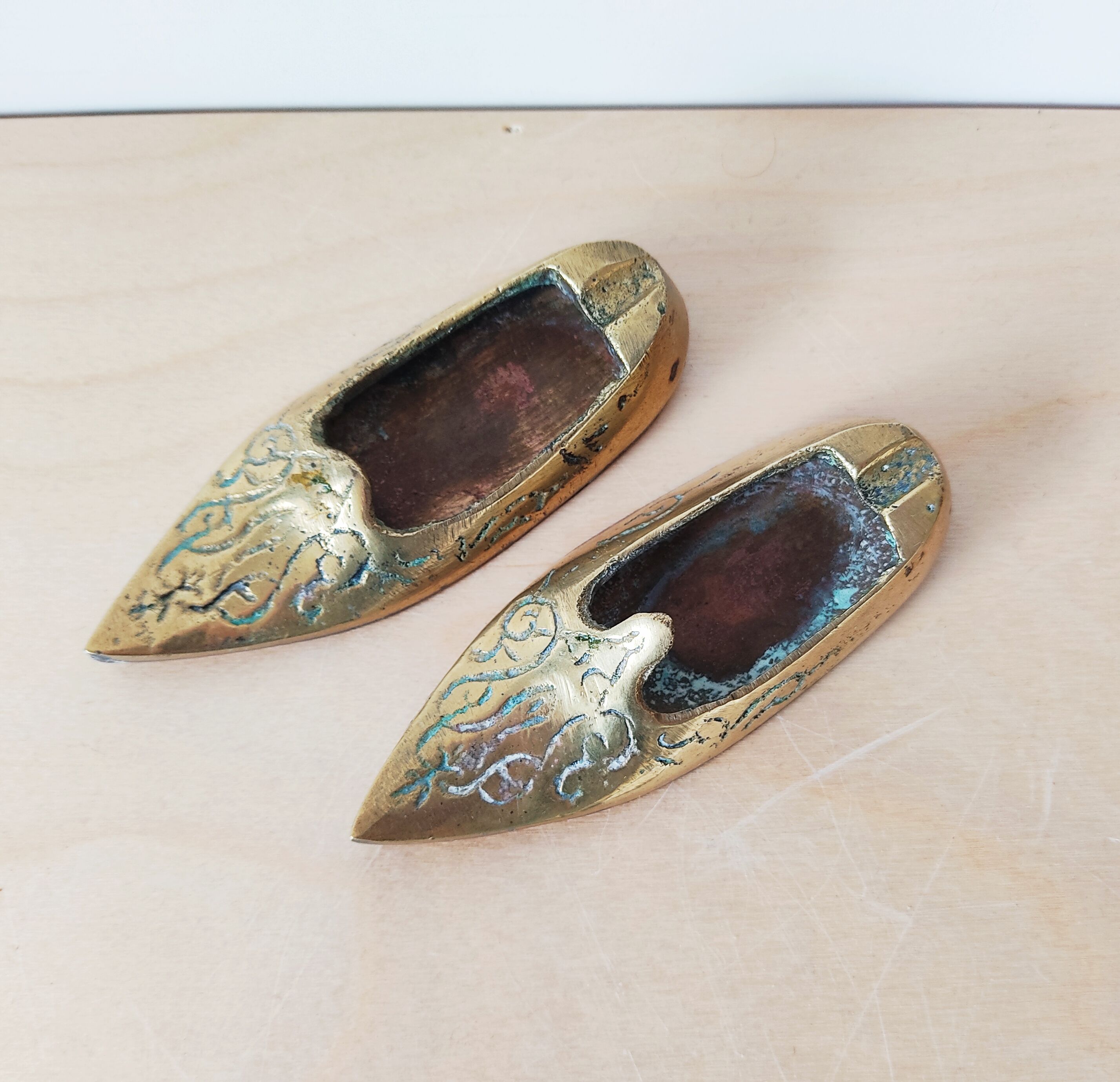 Paire de cendriers babouches en bronze